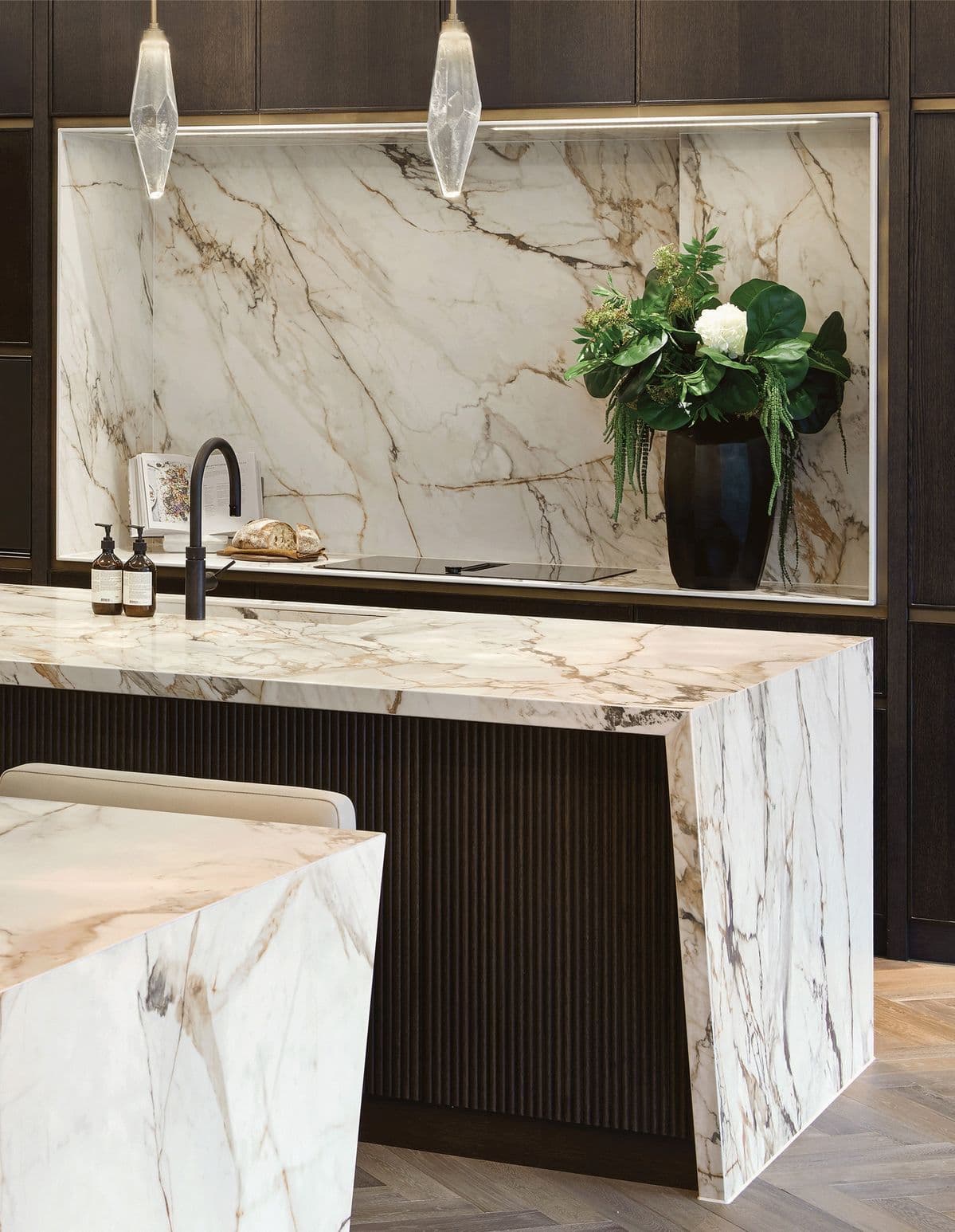 Plan de travail marbre veiné et chute d'eau